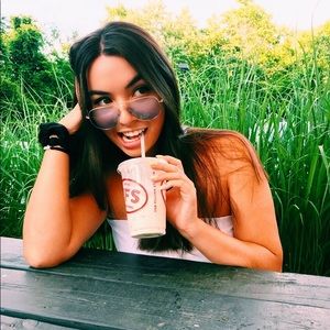 Meet your Posher, Kayla